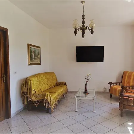 Cosy With Private Parking By The Sea
